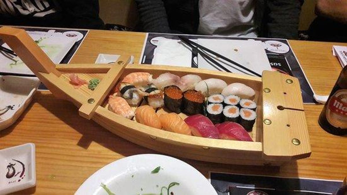 Barca de sushi del restaurante Tokyo.