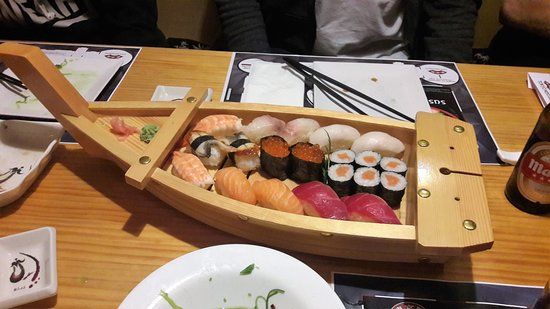 Barca de sushi del restaurante Tokyo.