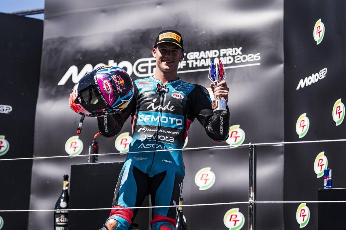 Dani Holgado celebra el podio conseguido en Tailandia.