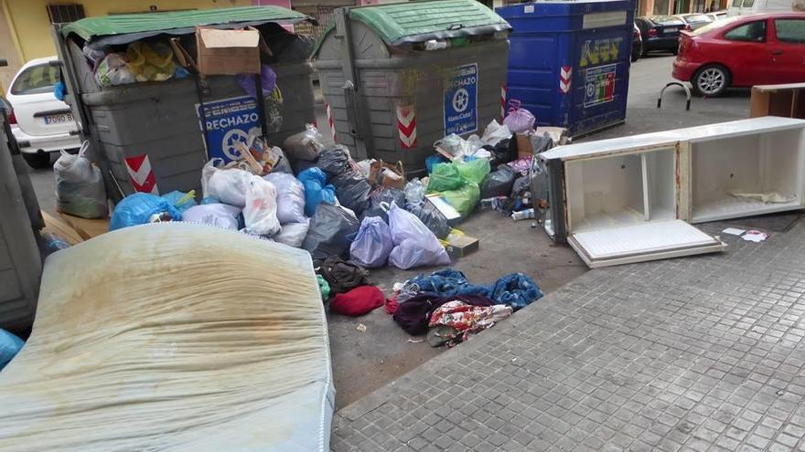 Los contenedores de basura de la calle del Pic de Mulhacén el pasado jueves.