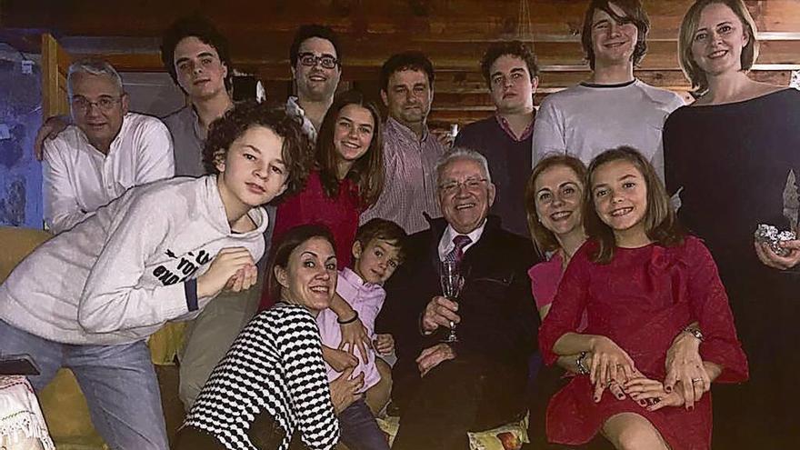 José Balboa, en el centro de la foto, rodeado por la mayoría de sus hijos y nietos.