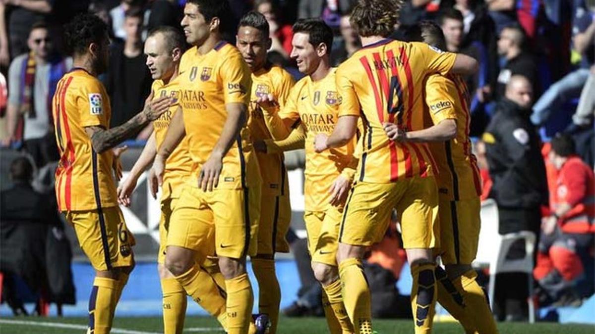 Los jugadores del Barça celebran el gol de Navarro en propia puerta