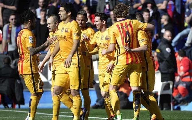 Los jugadores del Barça celebran el gol de Navarro en propia puerta