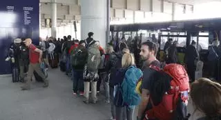 El Concello de Santiago estudia reforzar las conexiones con el aeropuerto de Lavacolla por el cierre de Peinador