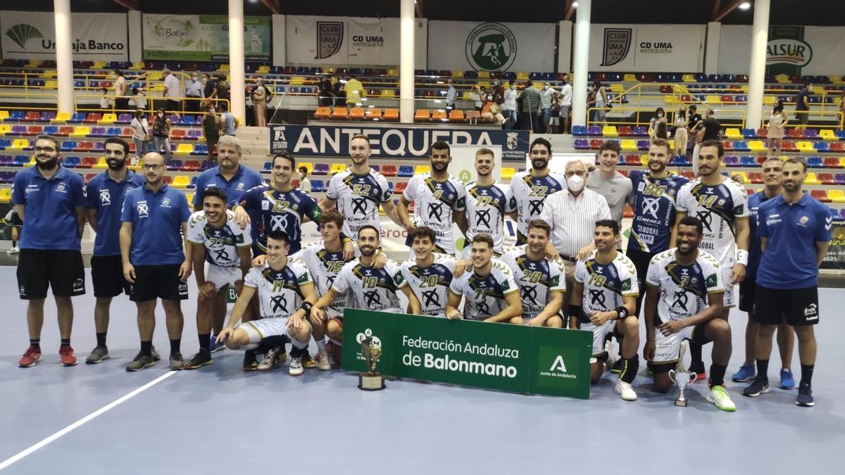 Los jugadores del Ángel Ximénez posan con el trofeo, su séptima Copa de Andalucía.