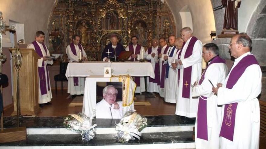 La fotografía del padre Aníbal Gómez, en el centro, durante la misa de ayer.