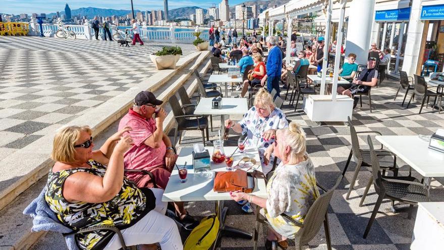 Turistas tomando el sol en la terraza de una cafetería en el Castillo de Benidorm