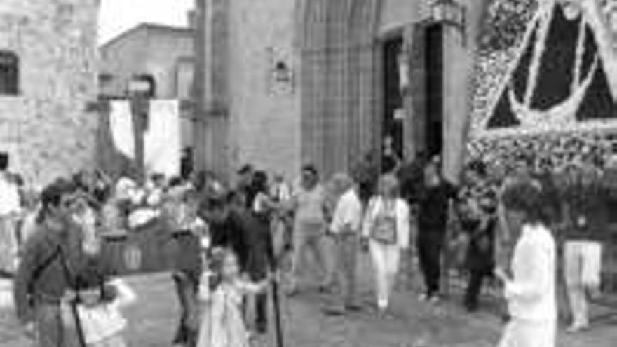 Los niños pasean la cruz de mayo por la ciudad monumental