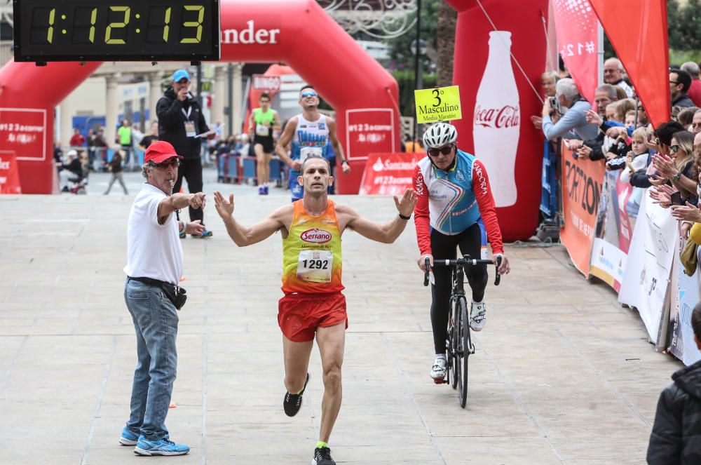 Los veteranos atletas triunfan en la prueba de Benidorm que reunió a más de 2.500 deportistas.