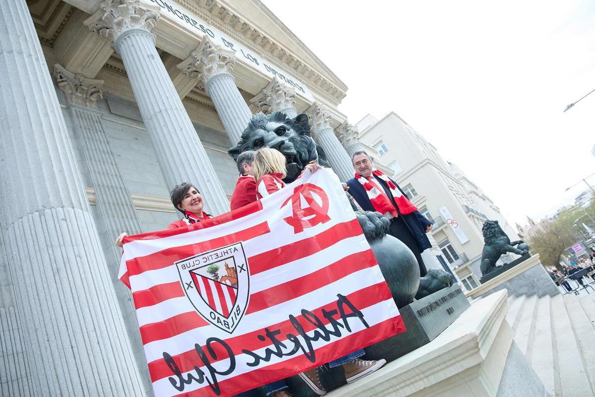 Aitor Esteban, portavoz del PNV en el Congreso, junto a otros miembros del partido, con banderas del Athletic.