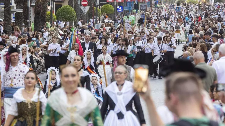 La música llena las calles en la Entrada de Bandas de las Hogueras de 2024