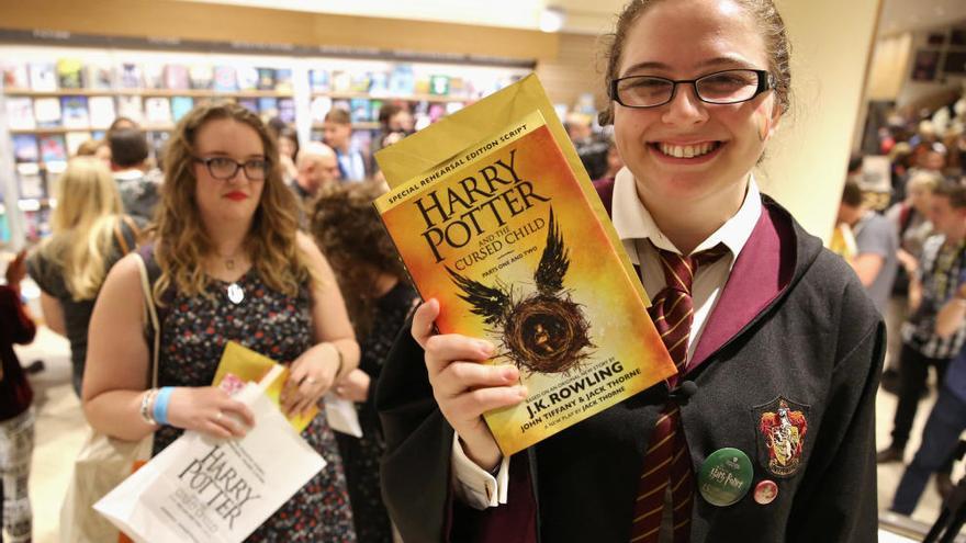 Una lectora con la edición en inglés del libro teatral de Harry Potter