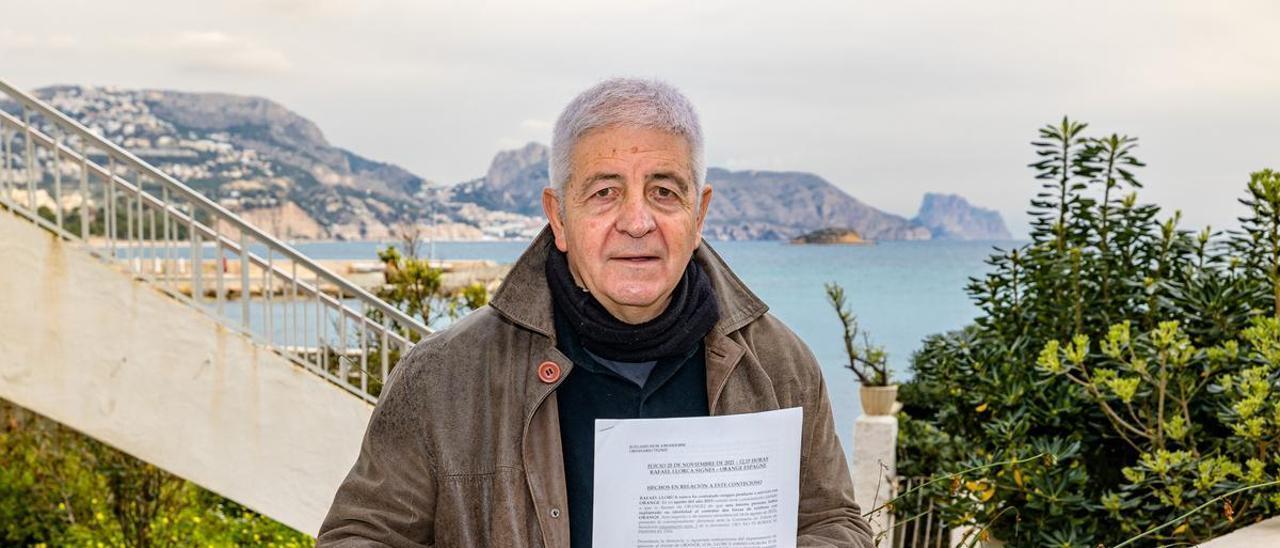 El profesor de FP retirado Rafael Llorca, con el fallo que le da la razón.