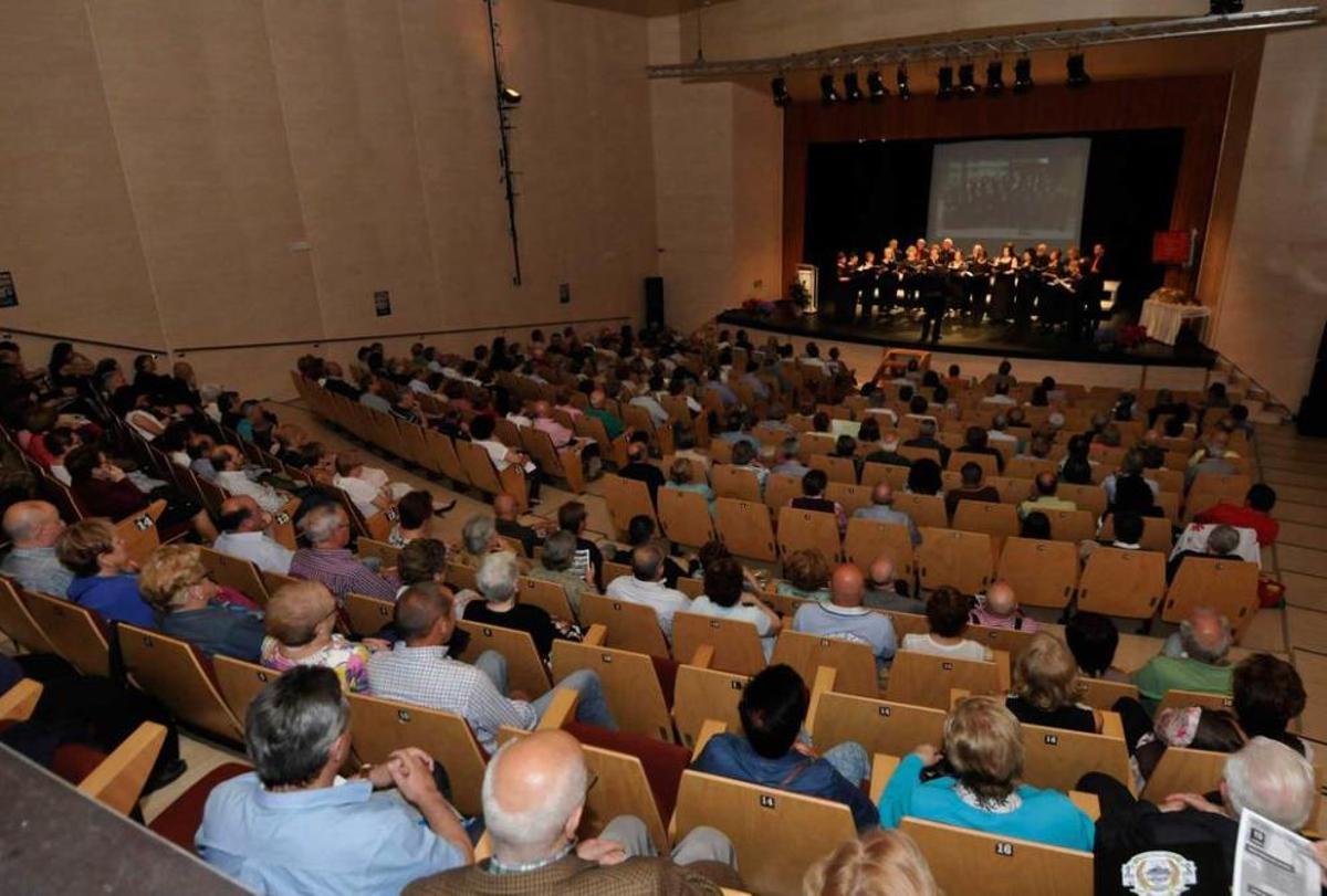 La coral de Laviana, durante su intervención.