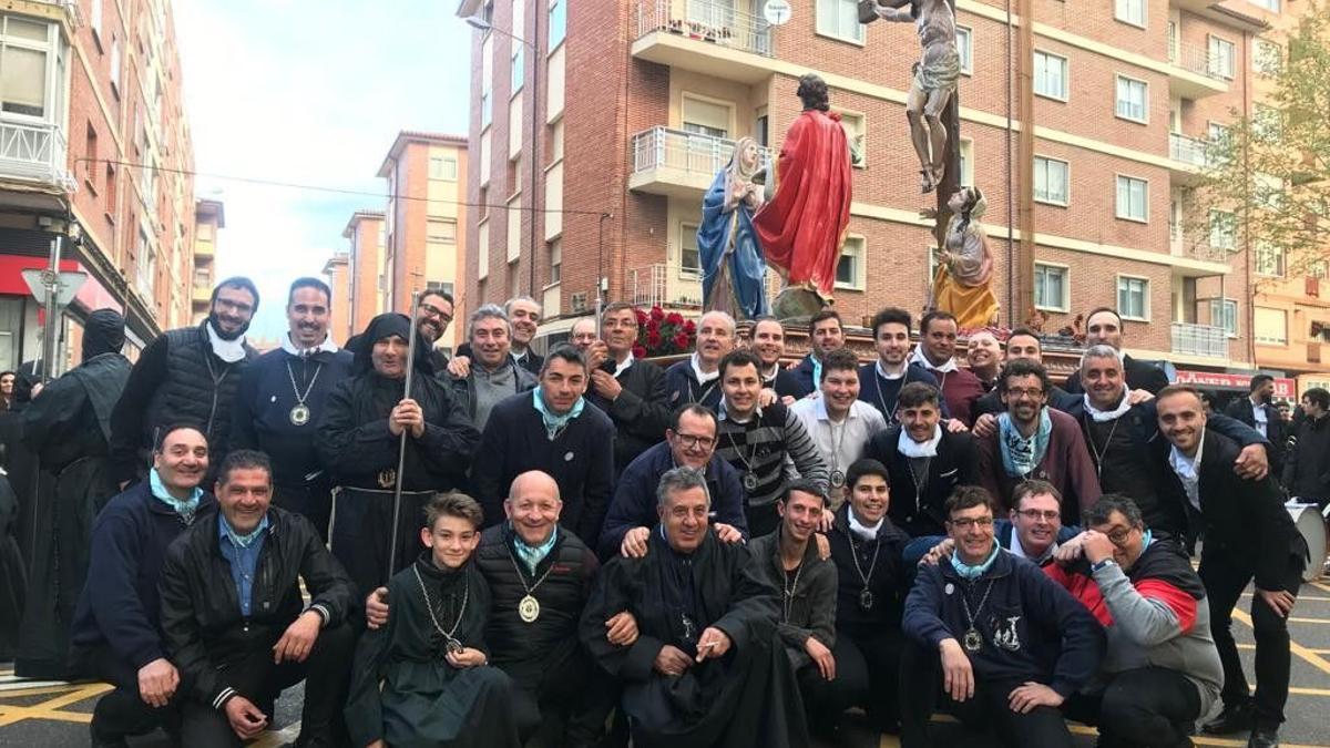 Grupo de cargadores de La Agonía un Viernes Santo.