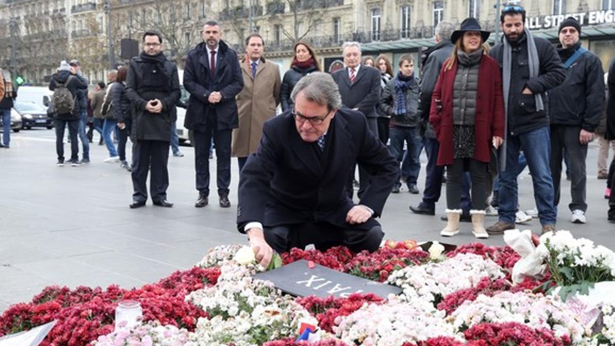 Ofrenda floral del 'president' Mas en la plaza de la República de París en recuerdo de las víctimas del atentado del 13 de noviembre