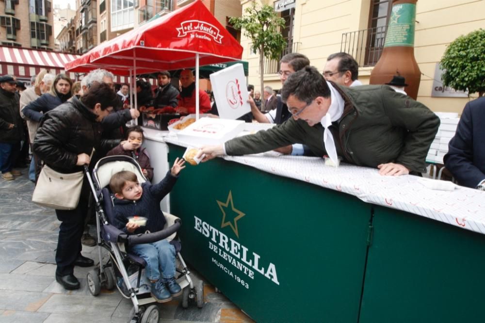 Reparto de pasteles de carne en la plaza del Romea