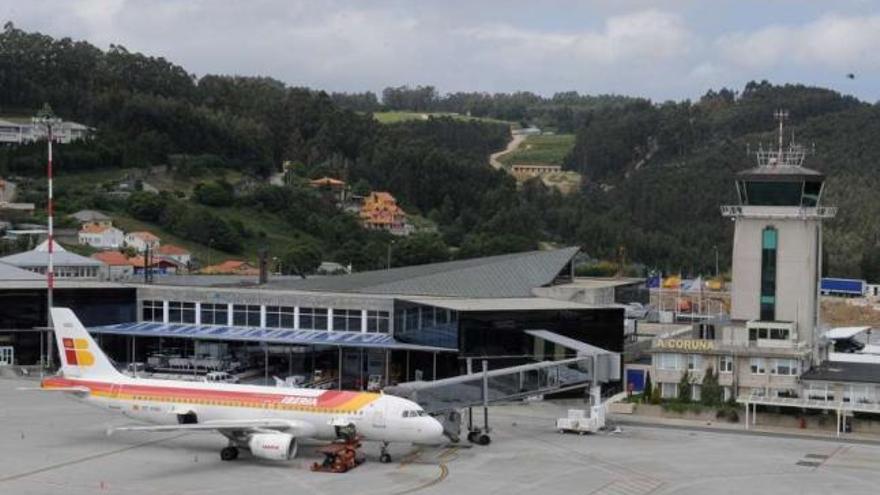 Vista del aeropuerto de Alvedro. / víctor echave