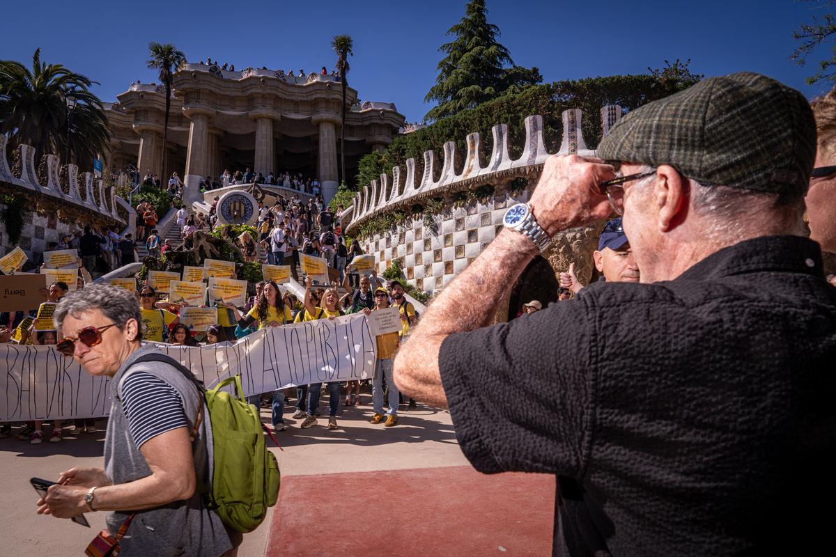 Familias de la escuela Escola Baldiri Reixac se concentrarán ante el dragón del Park Güell junto a alumnos y profesores en una acción conjunta para apoyar las movilizaciones de este mes.