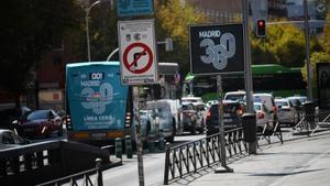 Acceso a una de las zonas de bajas emisiones de Madrid.