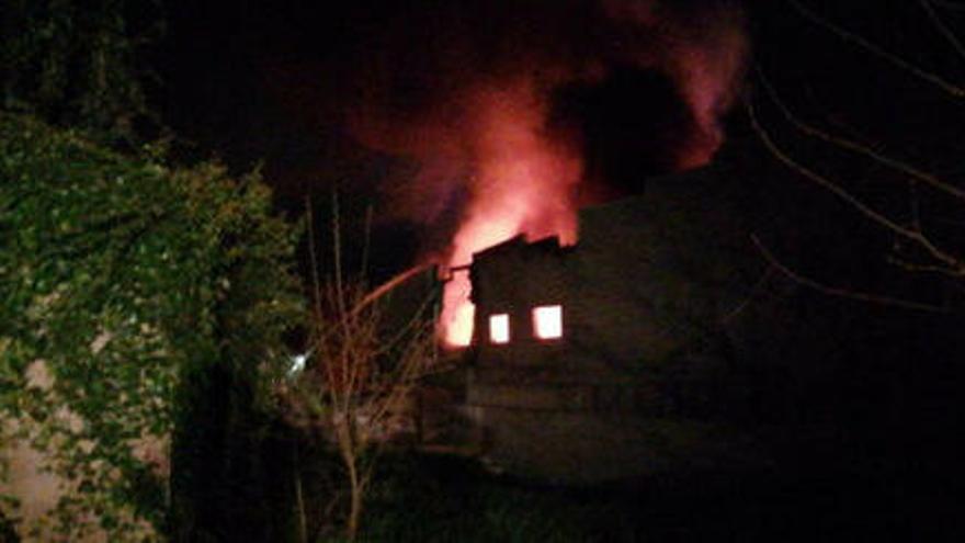 Apagat l&#039;incendi a la nau industrial del polígon de Vall-llobrega