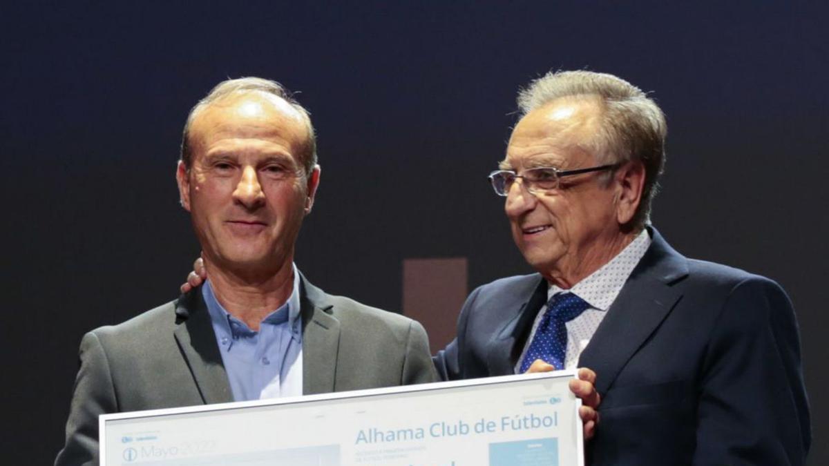 Antonio García, presidente del Alhama ElPozo CF, recibe el Premio Importante de Mayo de manos de Tomás Fuertes, presidente de Grupo Fuertes