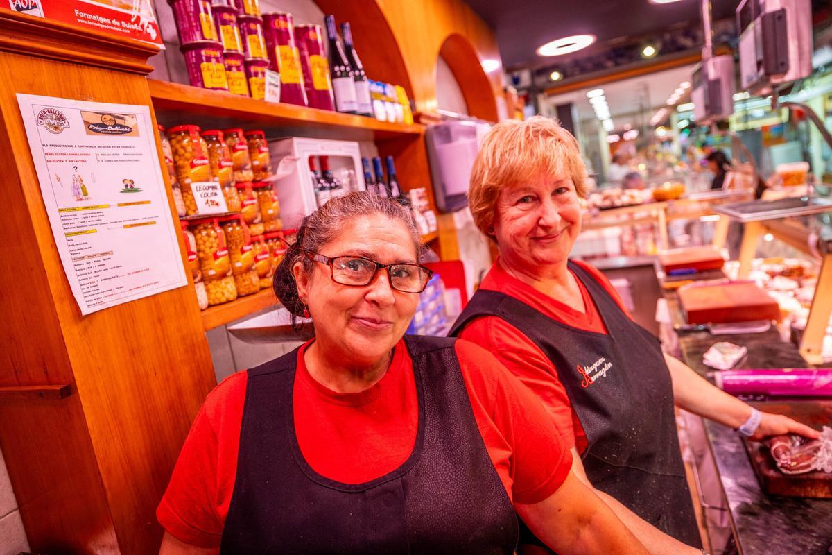 Rubí 7/10/2025 Barcelona Jóvenes y mayores aprenden a hacer de paradistas, en este caso carnicería y charcutería,para no dejar morir los mercados municipales y paliar el efecto de falta de relevo generacional. - Mónica León y Raquel Flórez,carniceras y charcuteras.AUTOR: JORDI OTIX