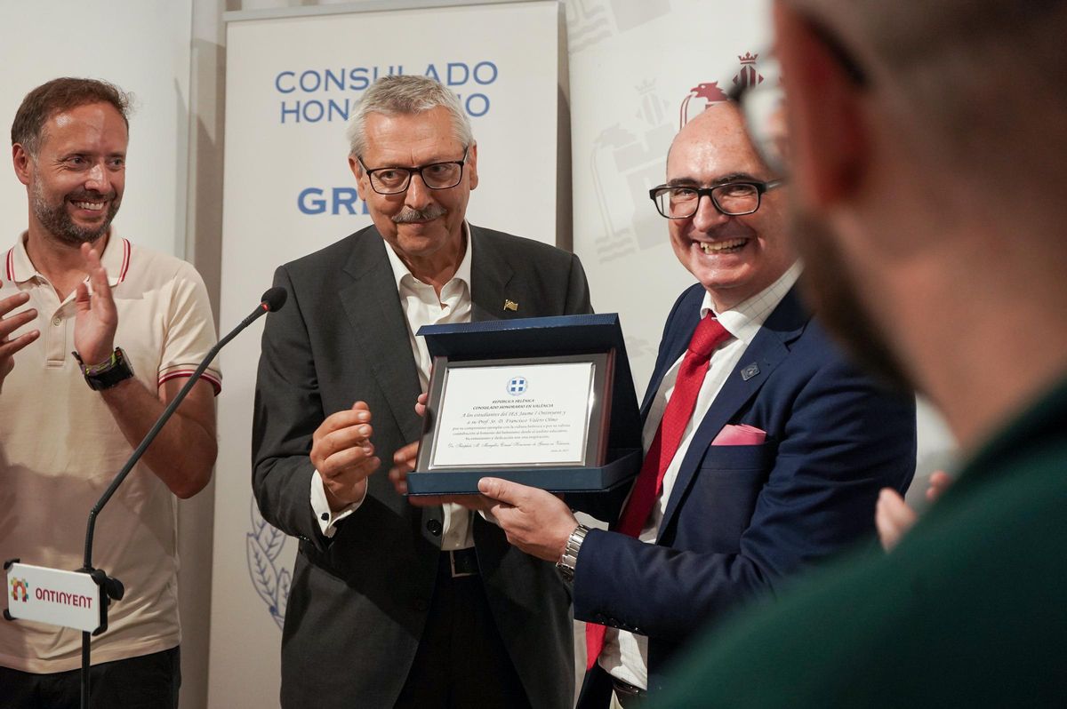 El Cónsul Honorario de Grecia en València entrega al profesor Francisco Valero la placa de reconocimiento al IES Jaume I.