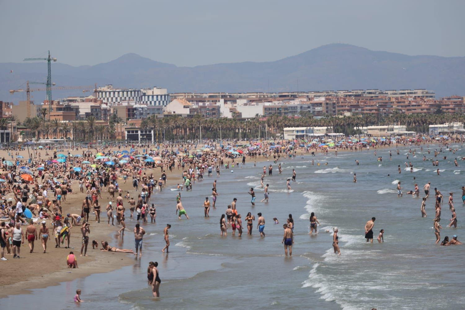 La playa de la Malvarrosa, abarrotada a finales de mayo