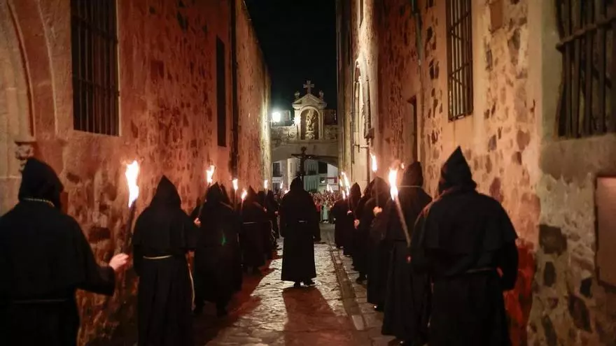 Video | Así fue la procesión del Cristo Negro este domingo en Cáceres