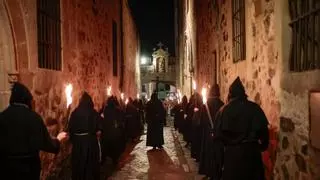 El Cristo Negro recupera símbolos del pasado en una noche extraordinaria en Cáceres