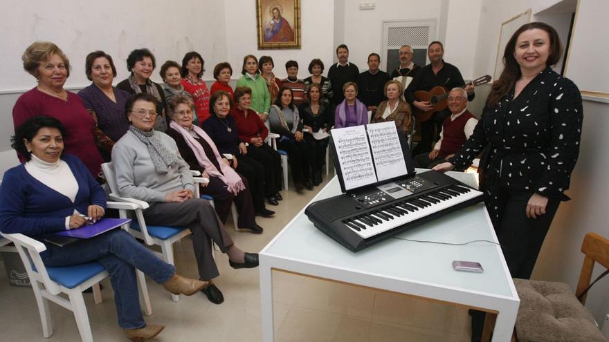 Elena Prokhorova con integrantes del coro de Santa Cruz, en una imagen de archivo