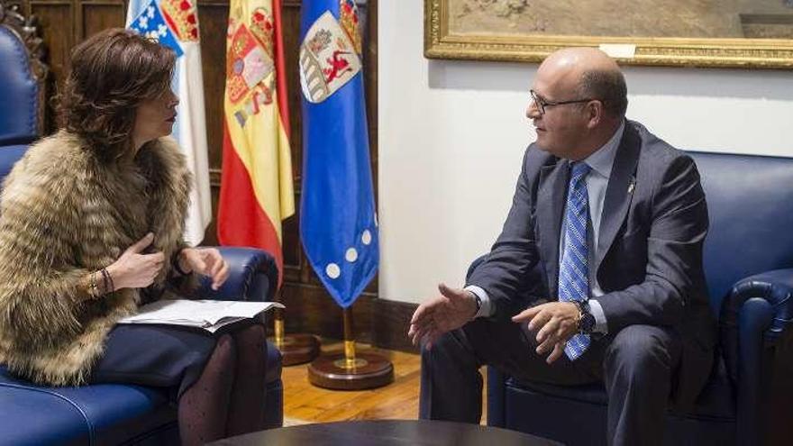 Marisol Díaz Mouteira con Manuel Baltar en el Pazo Provincial. // FdV