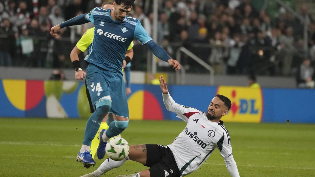 El jugador del Legia de Varsovia Luquinhas, a la derecha, lucha por el balón con Johnny Cardoso, del Real Betis, durante el partido de fútbol de la Europa League entre el Legia de Varsovia y el Real Betis en Varsovia, Polonia, el jueves 3 de octubre de 2024.