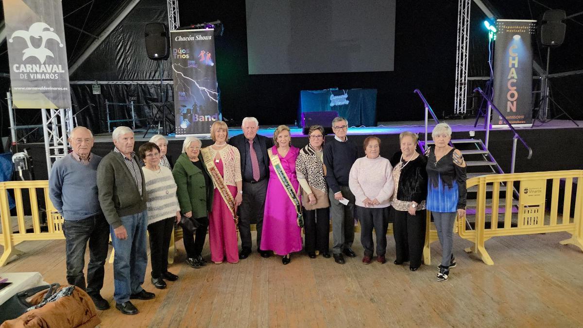 Foto de familia de la fiesta de la tercera edad, capitaneada por la reina 'sénior', Mari Rodríguez Díaz.