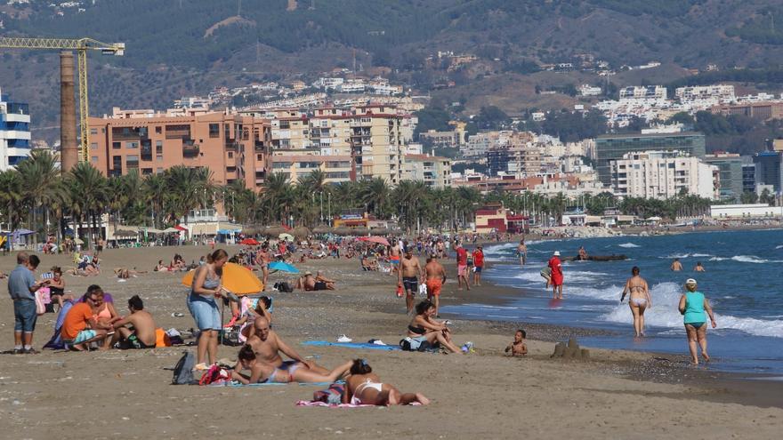 Un policía fuera de servicio salva en La Misericordia a un bañista arrastrado por la corriente a 80 metros