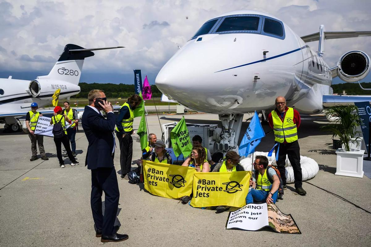 Activistas de varias ONG en una acción en el aeropuerto de Ginebra contra de los jets privados, el pasado mes de mayo.