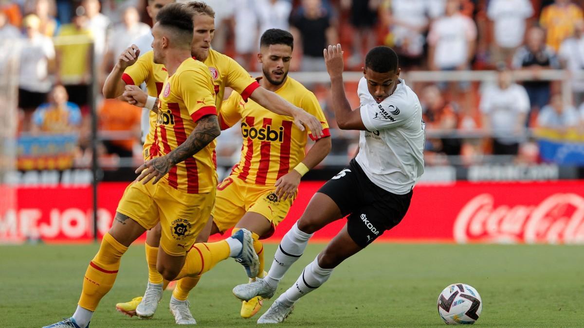 Los jugadores del Girona persiguiendo a Lino