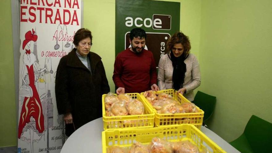 Entrega, ayer, en la sede de la ACOE, de estos pollos. // Bernabé/Víctor Espiño