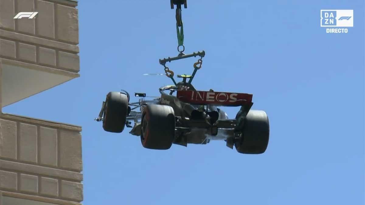 La grúa retira el Mercedes accidentado de Hamilton en Mónaco
