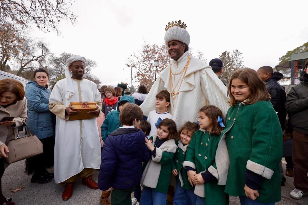 En imágenes | Los Reyes Magos ya están en Zaragoza: miles de familias los reciben en el Parque Grande