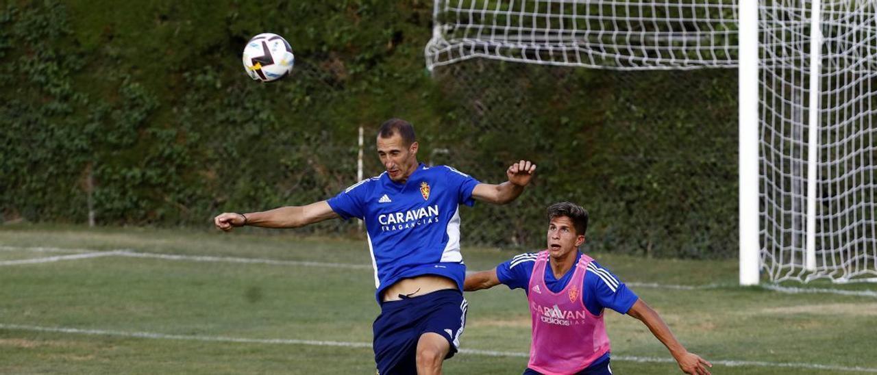 Petrovic despeja de cabeza ante la presencia de Giuliano en un entrenamiento.