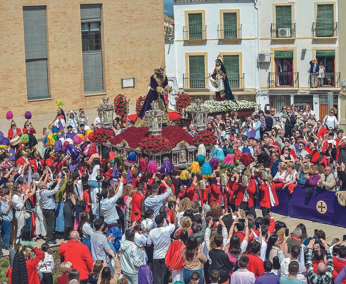 La Plaza de la Constitución acoge el Viernes Santo el Prendimiento de Jesús Nazareno entre una gran multitud de personas.