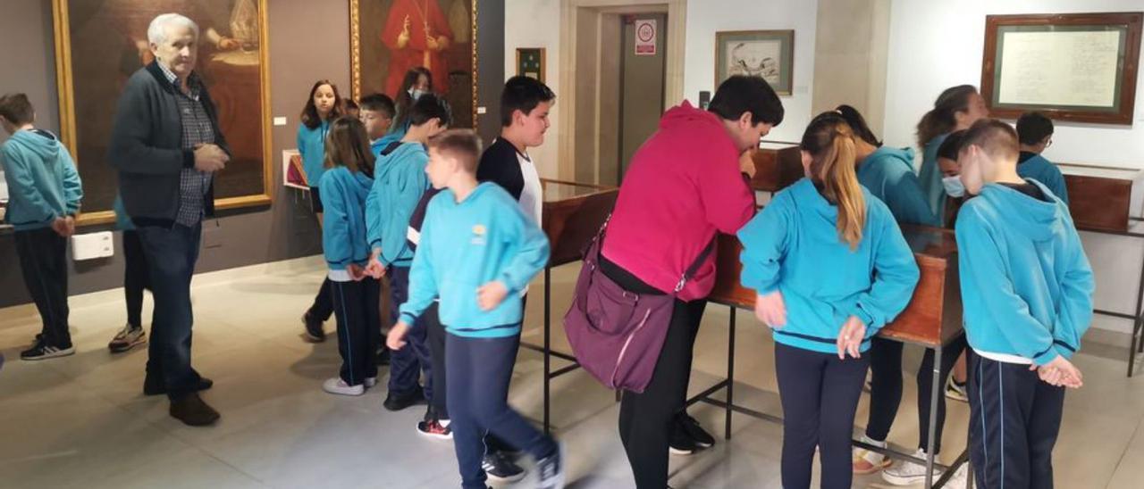 Una de las visitas escolares de esta semana a la muestra. | AY. SANTANYÍ