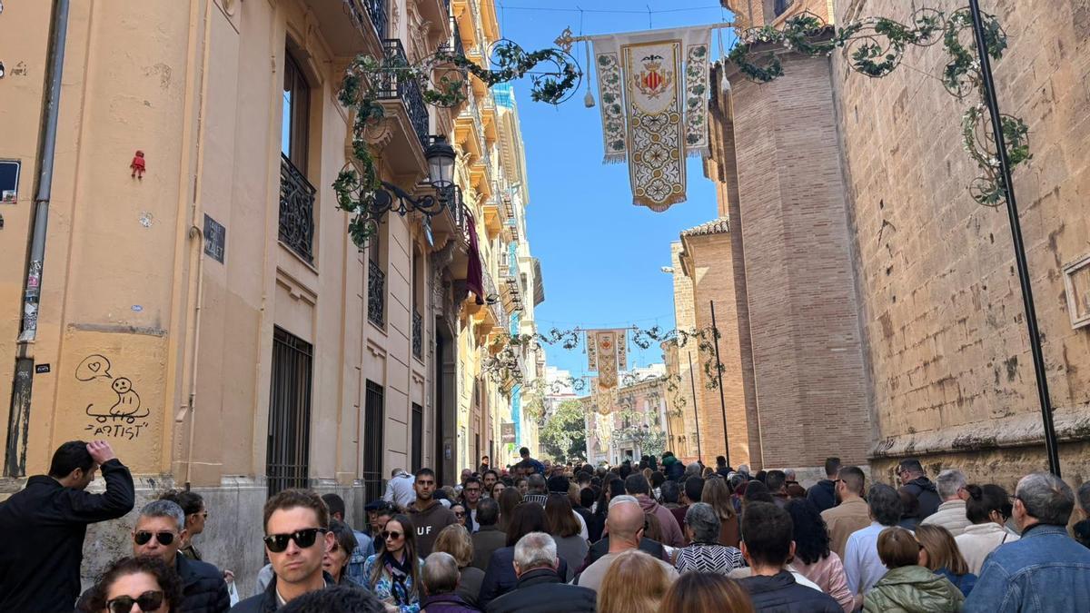 Bajo el Micalet, cientos de personas 'peregrinan' a la Virgen.