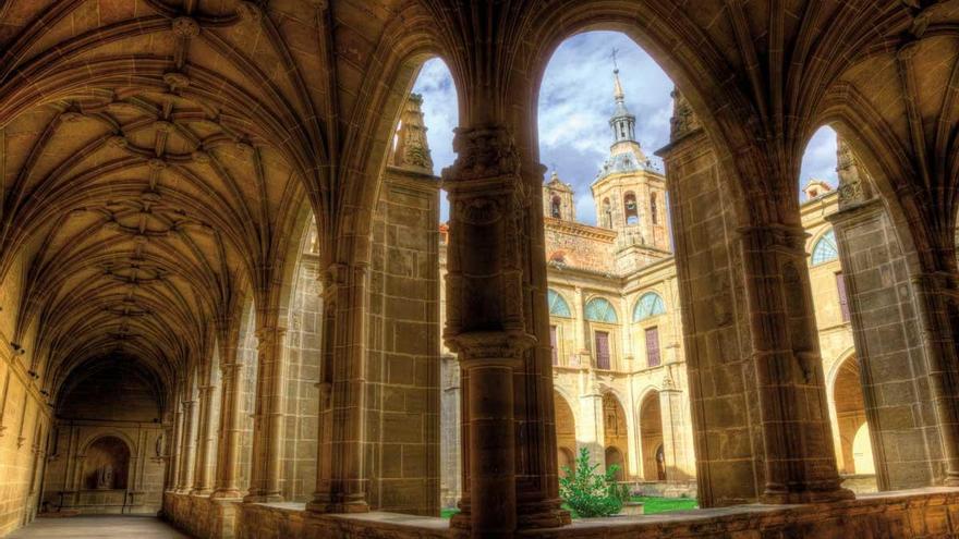El bello claustro del monasterio de Yuso, en San Millán de la Cogolla.