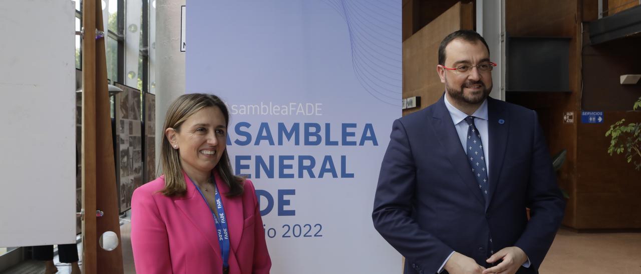 María Calvo y Adrián Barbón en la asamblea general de FADE celebrada la pasada primavera.