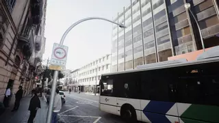 Zona de Bajas Emisiones de Palma: ¿Qué vehículos serán multados desde hoy? ¿Es obligatorio llevar el distintivo?