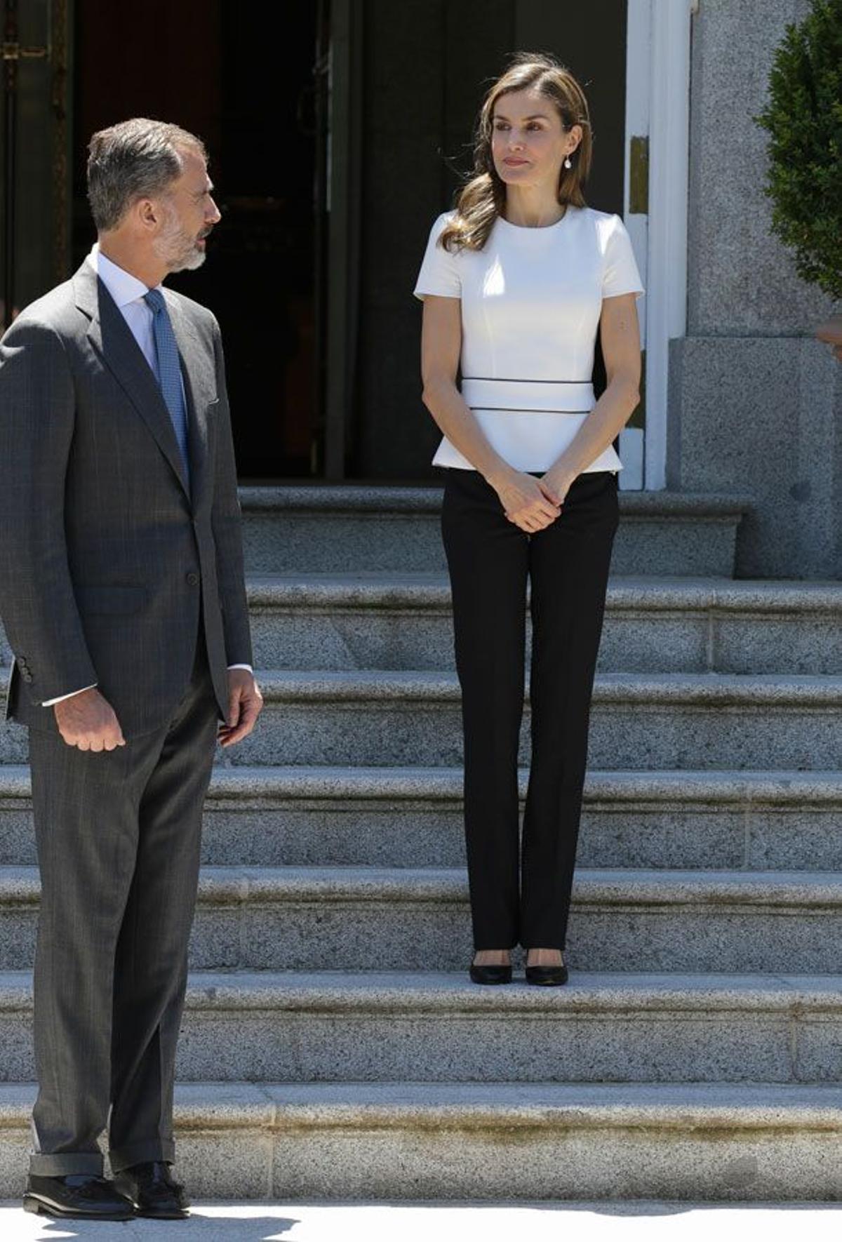 El look de Letizia Ortiz con top blanco con peplum de Hugo Boss en Madrid