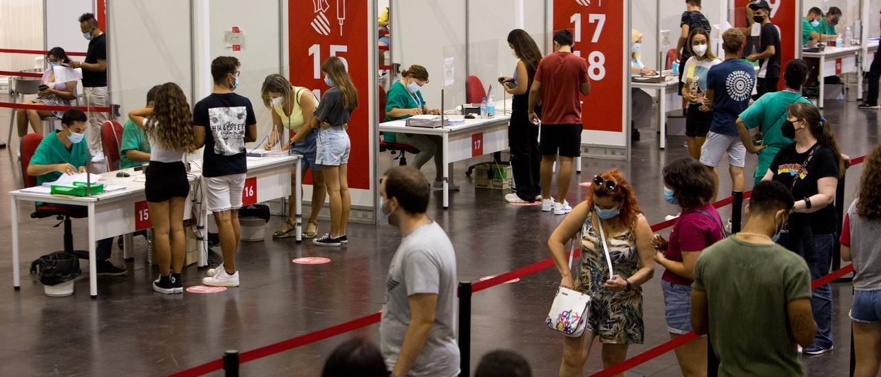 Vacunación frente al covid en las instalaciones de Ciudad de la Luz de Alicante